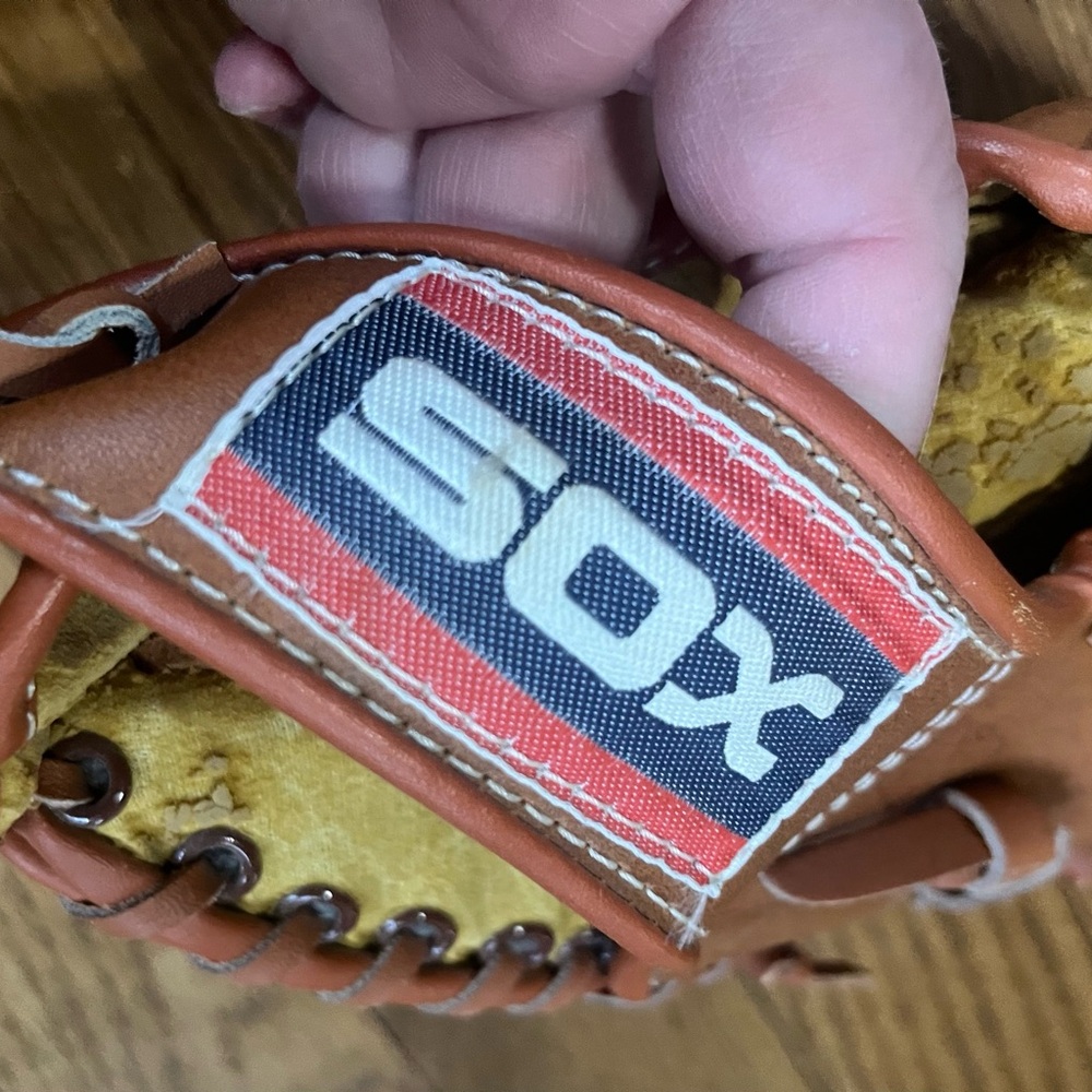 VINTAGE KOOL-AID BASEBALL GLOVE WHITE SOX ROUGH AND RARE - Picture 4 of 9